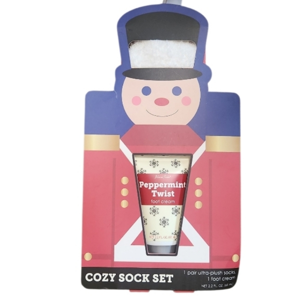 Peppermint Twist Foot Cream and Sock Set Nwt